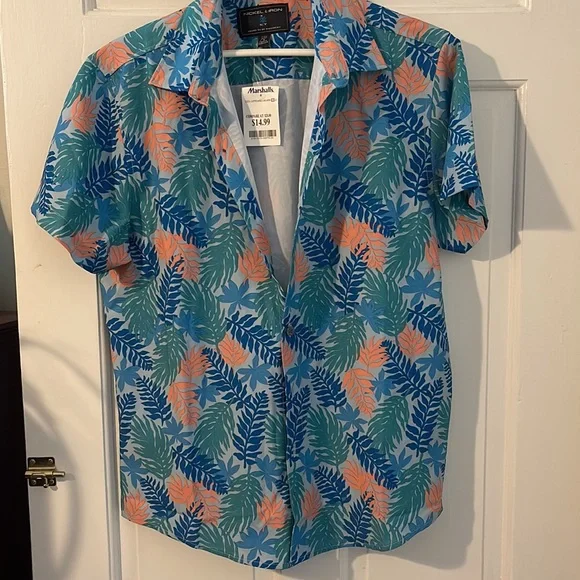 Hawaiian shirt, brand new with tags! - Picture 2 of 5